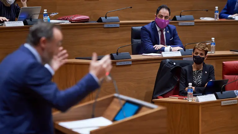 María Chivite, presidenta del gobierno de Navarra, escucha al portavoz de Navarra Suma, Javier Esparza, durante la sesion en el parlamento. MIGUEL OSÉS