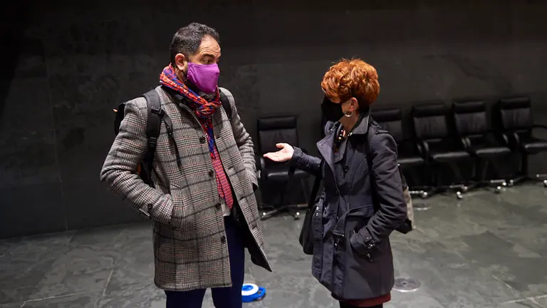 Los portavoces de Eh Bildu, Bakartxo Ruiz, y del PSN, Ramón Alzorriz, hablan durante la sesión de pleno parlamentario. MIGUEL OSÉS