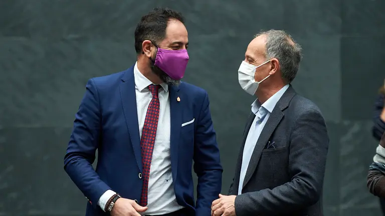 El portavoz del PSN, Ramón Alzorriz, habla con el parlamentario de Eh Bildu, Adolfo Araiz durante la sesión de pleno parlamentario. MIGUEL OSÉS