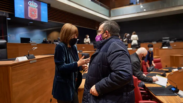 La portavoz de Geroa Bai, Uxue Barkos, habla con el vicepresidente del gobierno de Navarra, Javier Remirez, durante el pleno parlamentario. MIGUEL OSÉS