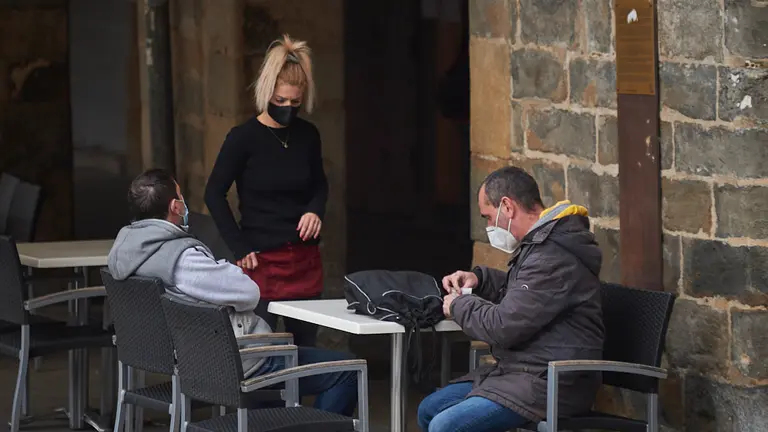 Las terrazas reabren tras mas de un mes cerradas debido a la segunda ola del coronavirus. MIGUEL OSÉS