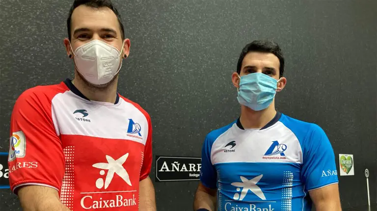 Erik Jaka y Jokin Altuna en la elección de material en Bilbao. Aspepelota.com