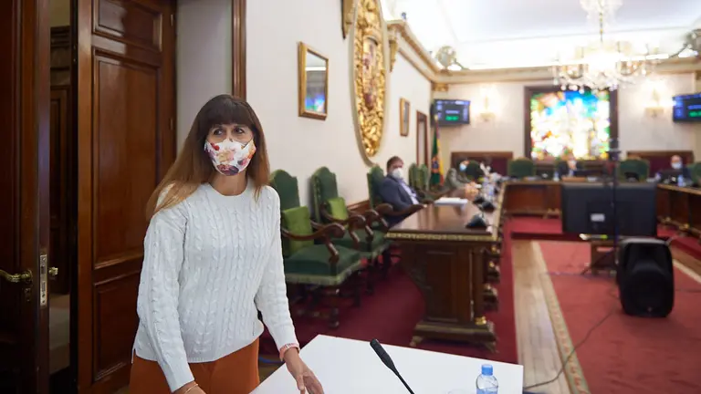 La concejala socialista Maite Esporrín, durante el pleno del Ayuntamiento de Pamplona. MIGUEL OSÉS