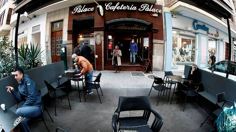 GRAFCAV1161. PAMPLONA, 26/11/2020.- Después de mas de un mes las terrazas de los bares de Navarra han vuelto a la actividad manteniendo un protocolo sanitario y sin servir consumiciones en su interior. Desde el departamento de salud recomiendan a las entidades locales considerar la posibilidad de incrementar la superficie destinada a las terrazas al aire libre para garantizar las distintas distancias a cumplir. EFE/ Jesús Diges