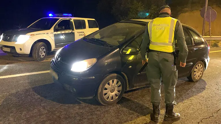Efectivos de la Guardia Civil en un control de tráfico. GUARDIA CIVIL
