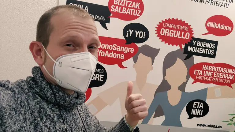 Eduardo Díaz Lasa en una imagen apoyando a la asociación Adano. @EduDiazLasa.