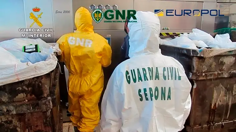 25/11/2020 Investigadas 20 personas por gestión irregular de residuos biosanitarios de Covid-19.

La Guardia Civil ha abierto una investigación a una empresa perteneciente a un 'holding' internacional americano con sede europea en Londres, por una mala gestión de residuos sanitarios Covid-19, que se ha saldado con la detención de 20 personas.

SALUD 
GUARDIA CIVIL
