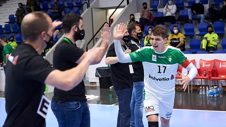 El Helvetia Anaitasuna se enfrenta al Huesca en Pamplona en un pabellón vacío por las restriccones del coronavirus. PABLO LASAOSA