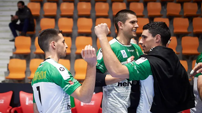 El Helvetia Anaitasuna se enfrenta al Huesca en Pamplona en un pabellón vacío por las restriccones del coronavirus. PABLO LASAOSA