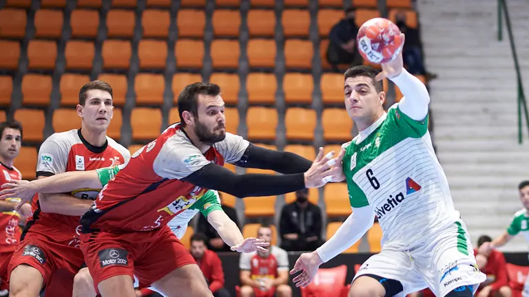 El Helvetia Anaitasuna se enfrenta al Huesca en Pamplona en un pabellón vacío por las restriccones del coronavirus. PABLO LASAOSA