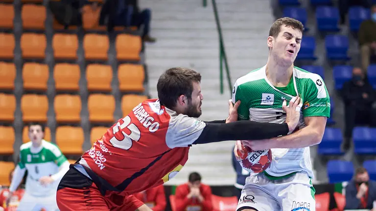 El Helvetia Anaitasuna se enfrenta al Huesca en Pamplona en un pabellón vacío por las restriccones del coronavirus. PABLO LASAOSA