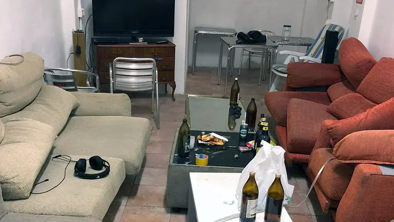 Vista de la bajera donde se encontraban los 12 jóvenes sancionados por la Policía Municipal de Pamplona.