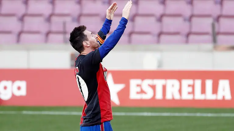 El delantero argentino del FC Barcelona Lionel Messi, celebró su gol, el cuarto de su equipo, vistiendo la camiseta del equipo argentino del Newell's Old Boys, en homenaje al recién fallecido Diego Armando Maradona, durante el partido de la Liga de fútbol jugado esta tarde en el Nou Camp contra el C.A Osasuna.- EFE/ Andreu Dalmau