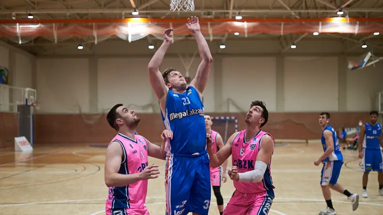 Partido entre Ardoi - valle de Egüés Basket jugado en el Pabellón de Zizur Mayor. MIGUEL OSÉS