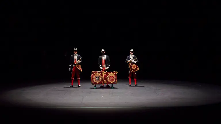 La Pamplonesa, La Comparsa de Gigantes y Cabezudos, Duguna Dantza Taldea y los Txistularis y Gaiteros Municipales ofrecen un espectáculo durante el día de San Saturnino a puerta cerrada a causa de las restricciones por el coronavirus. PABLO LASAOSA