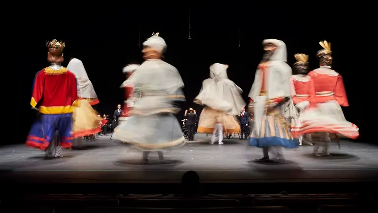 La Pamplonesa, La Comparsa de Gigantes y Cabezudos, Duguna Dantza Taldea y los Txistularis y Gaiteros Municipales ofrecen un espect&aacute;culo durante el d&iacute;a de San Saturnino a puerta cerrada a causa de las restricciones por el coronavirus. PABLO LASAOSA