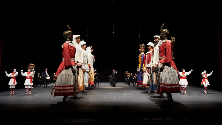 La Pamplonesa, La Comparsa de Gigantes y Cabezudos, Duguna Dantza Taldea y los Txistularis y Gaiteros Municipales ofrecen un espectáculo durante el día de San Saturnino a puerta cerrada a causa de las restricciones por el coronavirus. PABLO LASAOSA