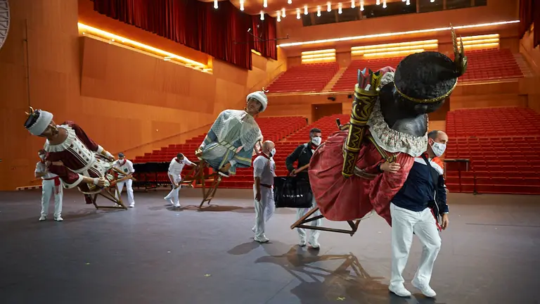 La Pamplonesa, La Comparsa de Gigantes y Cabezudos, Duguna Dantza Taldea y los Txistularis y Gaiteros Municipales ofrecen un espectáculo durante el día de San Saturnino a puerta cerrada a causa de las restricciones por el coronavirus. PABLO LASAOSA