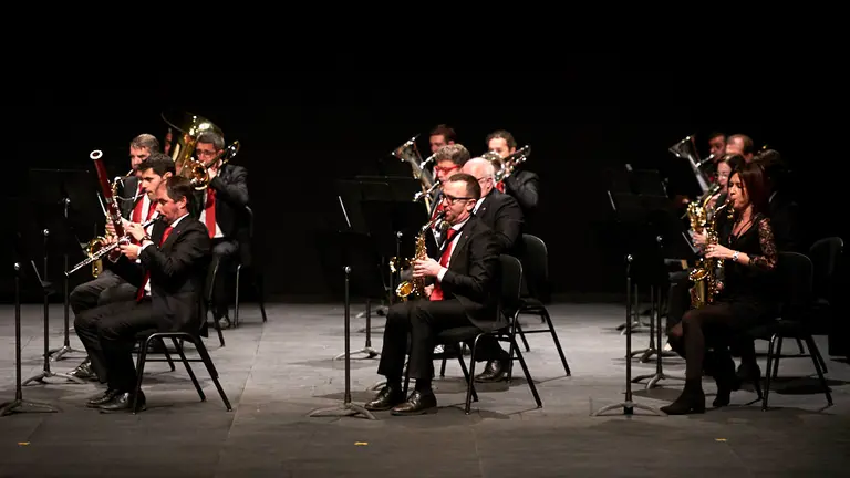 La Pamplonesa, La Comparsa de Gigantes y Cabezudos, Duguna Dantza Taldea y los Txistularis y Gaiteros Municipales ofrecen un espectáculo durante el día de San Saturnino a puerta cerrada a causa de las restricciones por el coronavirus. PABLO LASAOSA