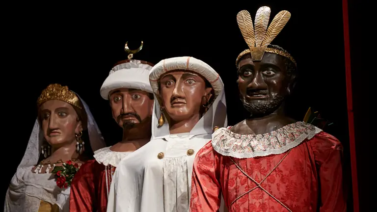 La Comparsa de Gigantes y Cabezudos ofrecen un espectáculo durante el día de San Saturnino a puerta cerrada a causa de las restricciones por el coronavirus. PABLO LASAOSA