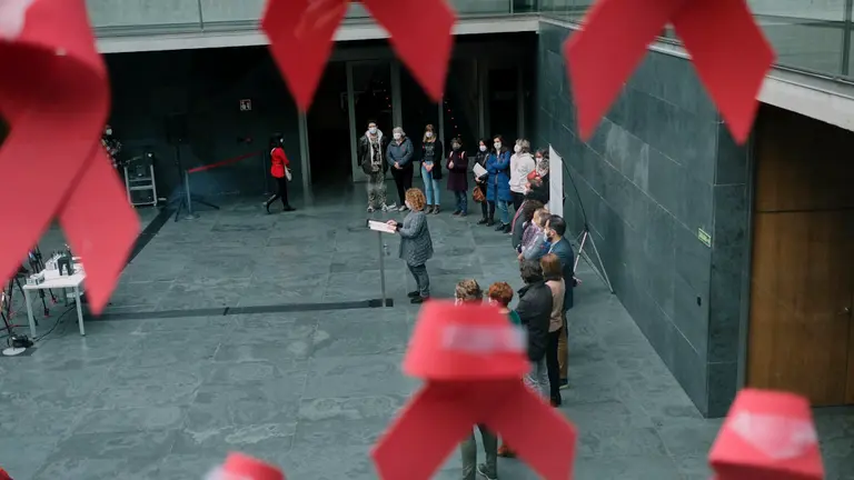 Acto con motivo del Día Mundial contra el SIDA. Intervendrán el presidente del Parlamento de Navarra, Unai Hualde, y representantes de la asociación Sare y de la Comisión Anti-Sida de Navarra. MIGUEL OSÉS