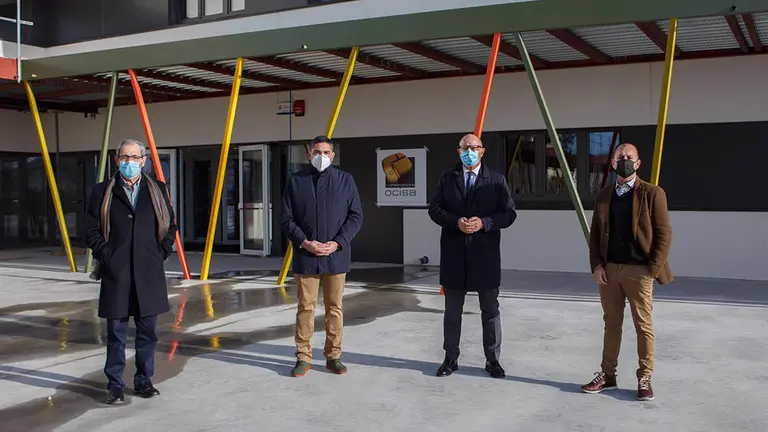 Gustavo Rodríguez, alcalde de Cabanillas; Tirso Calvo, alcalde de Ribaforada; el consejero Gimeno; y el alcalde de Fustiñana, Sergio Vitas, en el patio del centro educativo. GOBIERNO DE NAVARRA