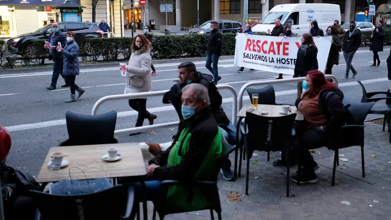 Manifestación convocada por la plataforma SOS Salvemos la Hostelería en protesta por las repercusiones del cierre de la hostelería. MIGUEL OSÉS