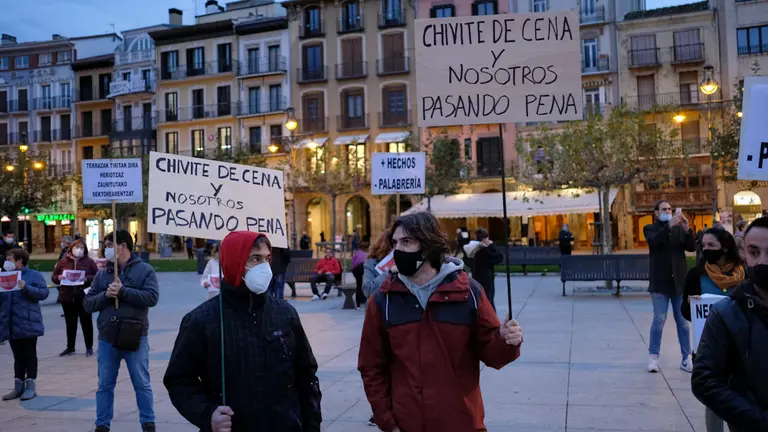 Manifestación convocada por la plataforma SOS Salvemos la Hostelería en protesta por las repercusiones del cierre de la hostelería. MIGUEL OSÉS