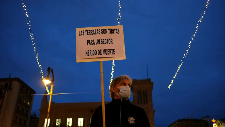 Manifestación convocada por la plataforma SOS Salvemos la Hostelería en protesta por las repercusiones del cierre de la hostelería. MIGUEL OSÉS
