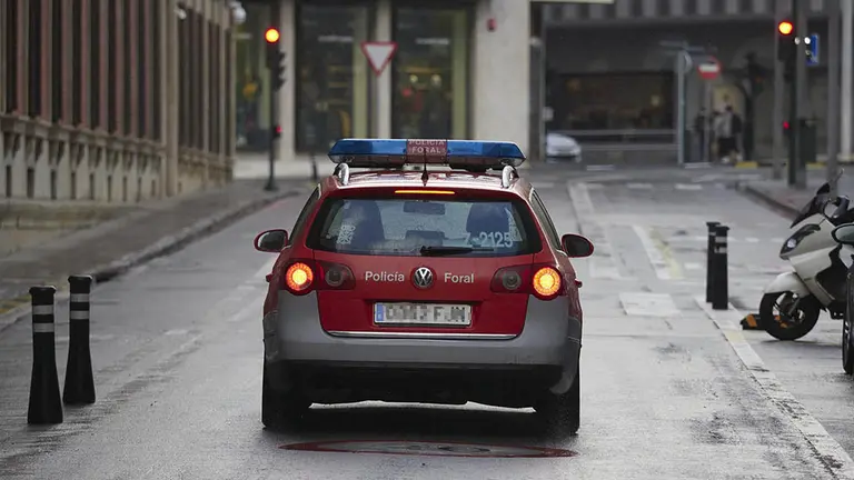 Un vehículo de la Policía Foral circula por una vía de Pamplona. Eduardo Sanz/Europa Press