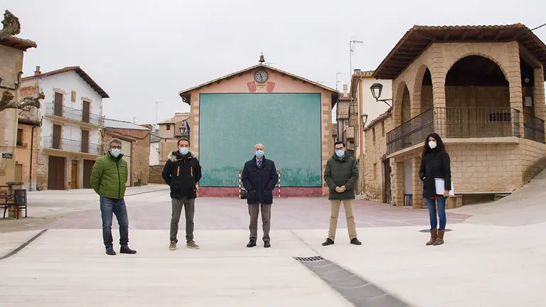 De izquierda a derecha el teniente-alcalde y el alcalde de Armañanzas, Javier Oyón y David Pérez de Albéniz, respectivamente; el consejero Ciriza; el director general de Administración Local y Despoblación. GOBIERNO DE NAVARRA