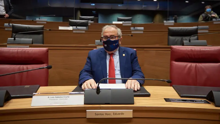 La presidenta del Gobierno de Navarra, María Chivite, y el presidente del Parlamento foral, Unai Hualde, participan en el acto de entrega de la Medalla del Parlamento de Navarra al Club Atlético Osasuna. MIGUEL OSÉS