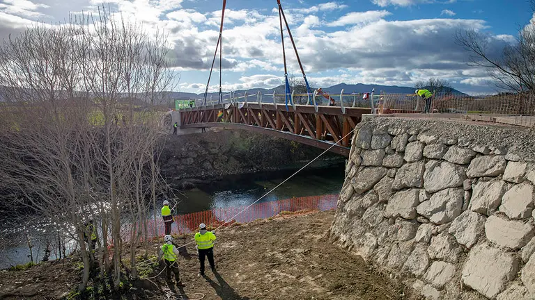 Instalación de la nueva pasarela sobre el río Arga en el término de Ibero para la ampliación del paseo fluvial de la Comarca de Pamplona. JESÚS CASO