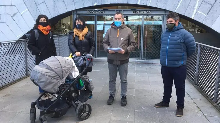 02/12/2020 Representantes del grupo 'Haur Eskoletako Gurasoak' entregan instancias en el departamento de Educación
ESPAÑA EUROPA NAVARRA SOCIEDAD
'HAUR ESKOLETAKO GURASOAK'
