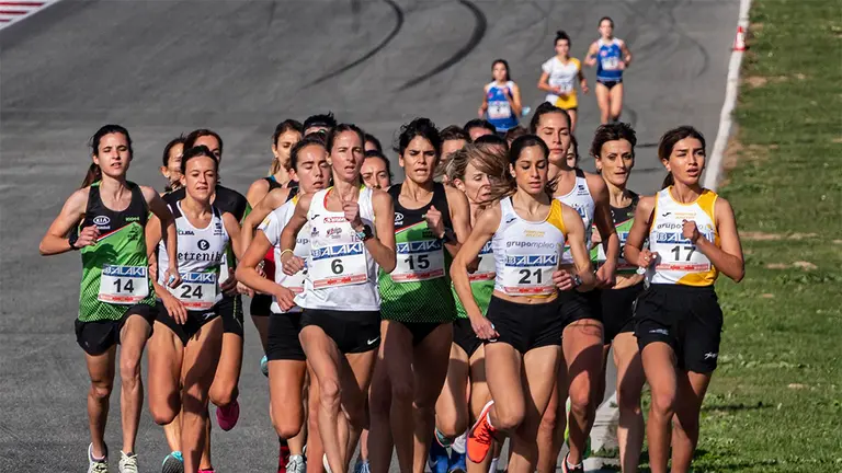 Prueba femenina de los 5 kilómetros en ruta en el circuito de Los Arcos. @Rodriwalk77.