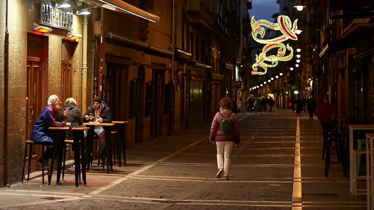 Las luces de Navidad 2020 por la parte vieja de Pamplona. PABLO LASAOSA