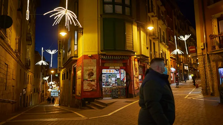 Las luces de Navidad 2020 por la parte vieja de Pamplona. PABLO LASAOSA