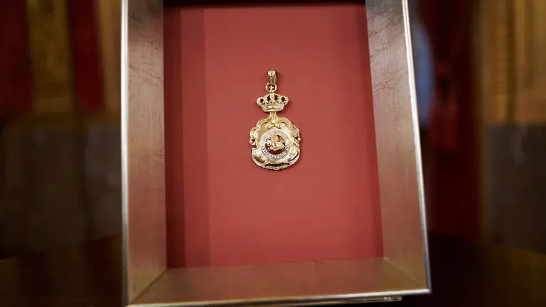 La cuidadora Amaya Iriarte Iribarren, la enfermera Ana Ariztegi Echenique y el médico Carlos Ibero Esparza recogen la Medalla de Oro de Navarra en representación del personal sanitario y sociosanitario. PABLO LASAOSA