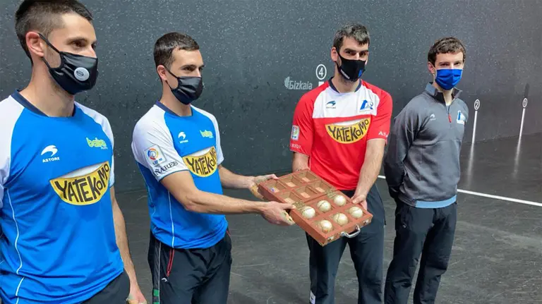 Albisu, Aguirre, Ezkurdia y Martija con el cestaño en la elección de material. @ASPEpelota.