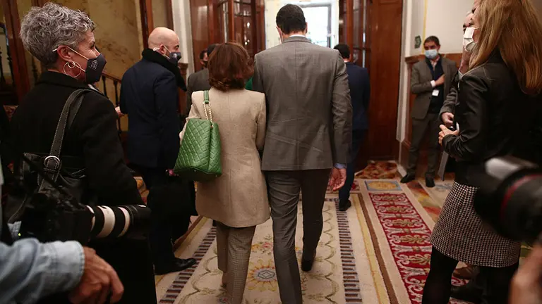 (I-D) El presidente del Gobierno, Pedro Sánchez, y la vicepresidenta primera, Carmen Calvo, tras la aprobación de los Presupuestos Generales del Estado (PGE) en el Congreso de los Diputados, en Madrid (España), a 3 de diciembre. El Pleno del Congreso ha aprobado este jueves el proyecto de Presupuestos Generales del Estado de 2021, los primeros Presupuestos desde que Pedro Sánchez fue investido presidente en 2018, y los ha enviado al Senado para completar su tramitación con el respaldo de once formaciones que alcanzan 189 diputados, lo que supone el 54% de la Cámara Baja.
3 DICIEMBRE 2020;CONGRESO DE LOS DIPUTADOS;PGE;PRESUPUESTOS GENERALES DEL ESTADOO;GOBIERNO;POLÍTICA;PP;PSOE;PODEMOS;VOX
E. Parra. POOL / Europa Press
3/12/2020