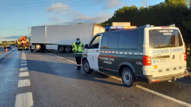 Accidente en la A-68, a la altura de Tudela, donde un camión ha volcado GUARDIA CIVIL