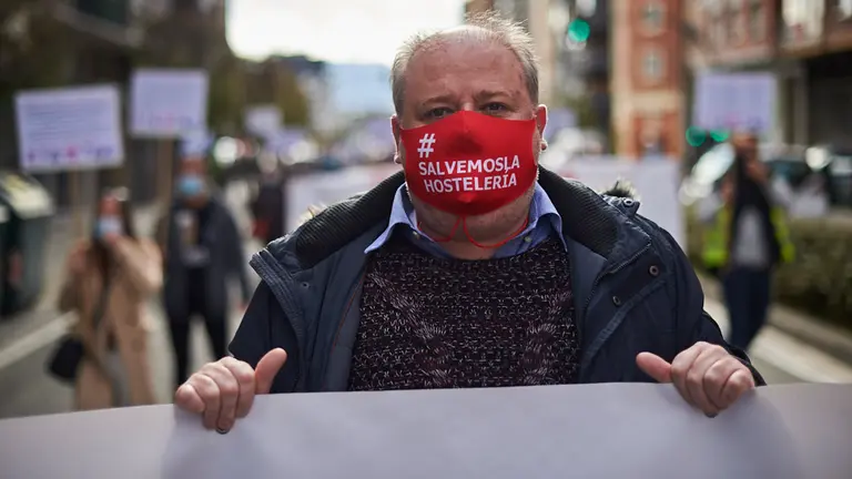 Asociaciones profesionales de hostelería, sector primario y transporte, entre otros, convocan una manifestación a pie y en coche por las calles de Pamplona para pedir la reapertura de los establecimientos hosteleros. PABLO LASAOSA