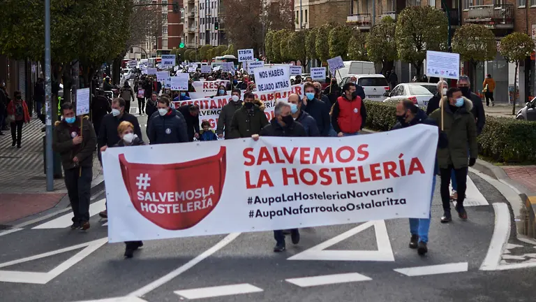 Asociaciones profesionales de hostelería, sector primario y transporte, entre otros, convocan una manifestación a pie y en coche por las calles de Pamplona para pedir la reapertura de los establecimientos hosteleros. PABLO LASAOSA