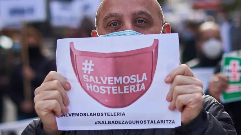 Asociaciones profesionales de hostelería, sector primario y transporte, entre otros, convocan una manifestación a pie y en coche por las calles de Pamplona para pedir la reapertura de los establecimientos hosteleros. PABLO LASAOSA