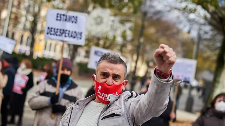 Asociaciones profesionales de hostelería, sector primario y transporte, entre otros, convocan una manifestación a pie y en coche por las calles de Pamplona para pedir la reapertura de los establecimientos hosteleros. PABLO LASAOSA
