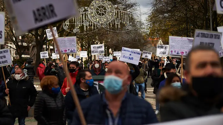 Asociaciones profesionales de hostelería, sector primario y transporte, entre otros, convocan una manifestación a pie y en coche por las calles de Pamplona para pedir la reapertura de los establecimientos hosteleros. PABLO LASAOSA