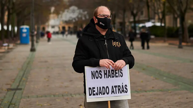 Asociaciones profesionales de hostelería, sector primario y transporte, entre otros, convocan una manifestación a pie y en coche por las calles de Pamplona para pedir la reapertura de los establecimientos hosteleros. PABLO LASAOSA