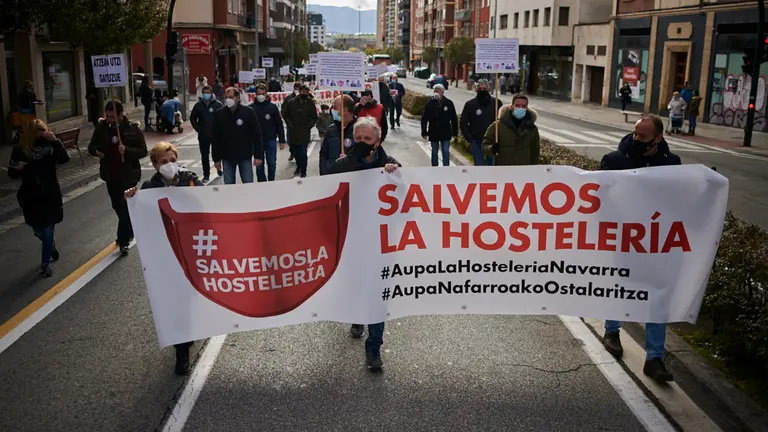Asociaciones profesionales de hostelería, sector primario y transporte, entre otros, convocan una manifestación a pie y en coche por las calles de Pamplona para pedir la reapertura de los establecimientos hosteleros. PABLO LASAOSA