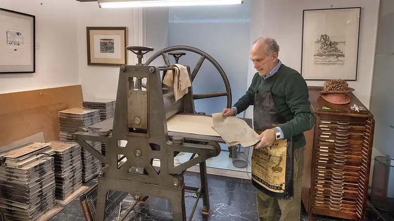 Javier Eslava con el tórculo de estampación. GOBIERNO DE NAVARRA