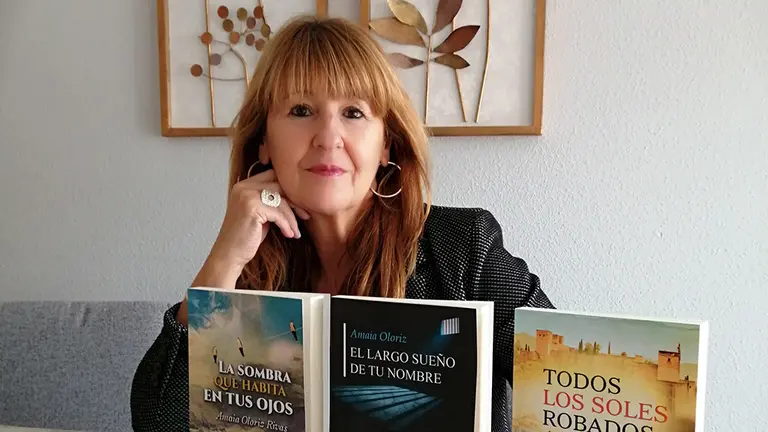 Amaia Olóriz posa con tres de sus títulos. CEDIDA